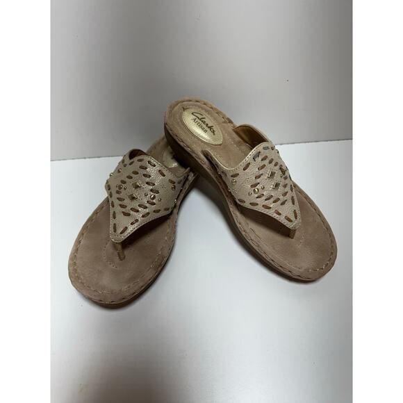Clark’s Artisan Women’s Tan Leather Sandals Sz 6 M Thong Boho Slip On 63805 - Picture 1 of 6